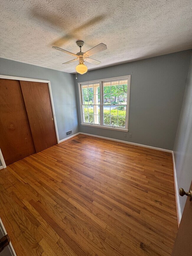 Building Photo - 400 7th Ave NE