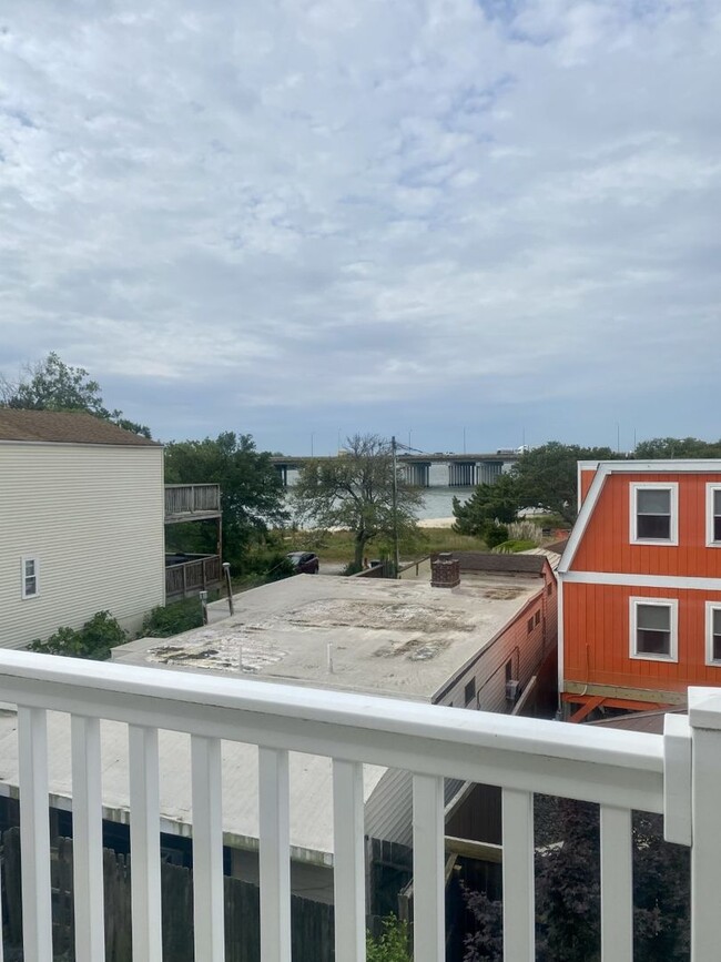 Building Photo - Willoughby Beach