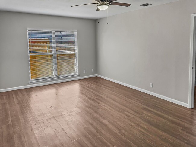 Building Photo - Newly painted with Open floor plan!