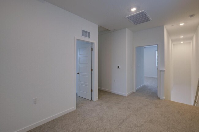 Building Photo - 905 Plum Tree Ave