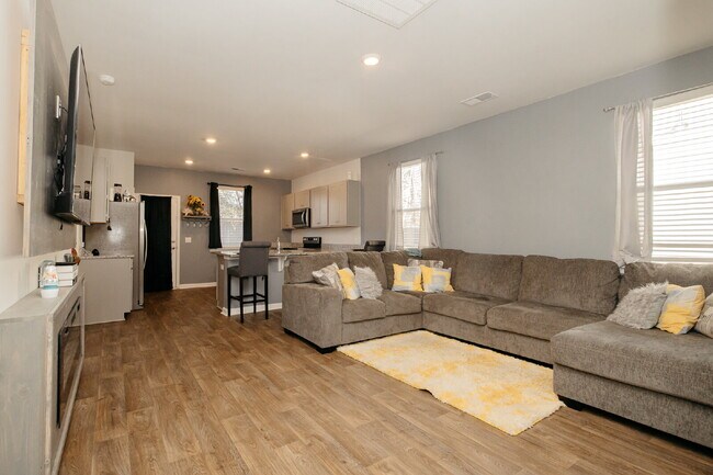 Building Photo - "One Level, Charming 3 bedroom 2 Bath in Goose Creek – 1256 Sq Ft of Comfort!"