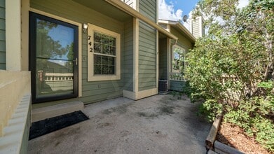 Building Photo - 2 Bedroom Rancher Townhome in Country Club...