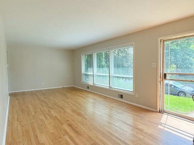 Building Photo - Welcome to University Hills!!  Perfect 3 B...