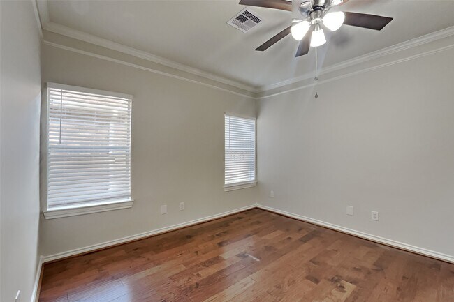 Building Photo - 20123 Sunny Shores Dr