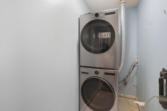 Building Photo - 15663 Viewpoint Cir