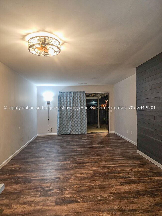 Building Photo - Exquisitely Updated Condo - Must See