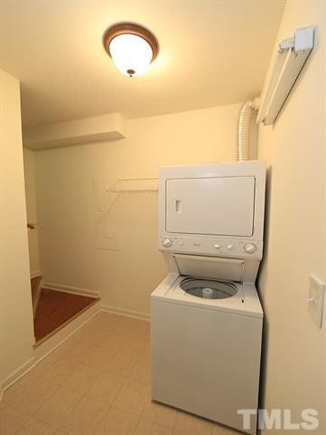 Building Photo - Chapel Hill / 3BR Townhouse on Severin St....