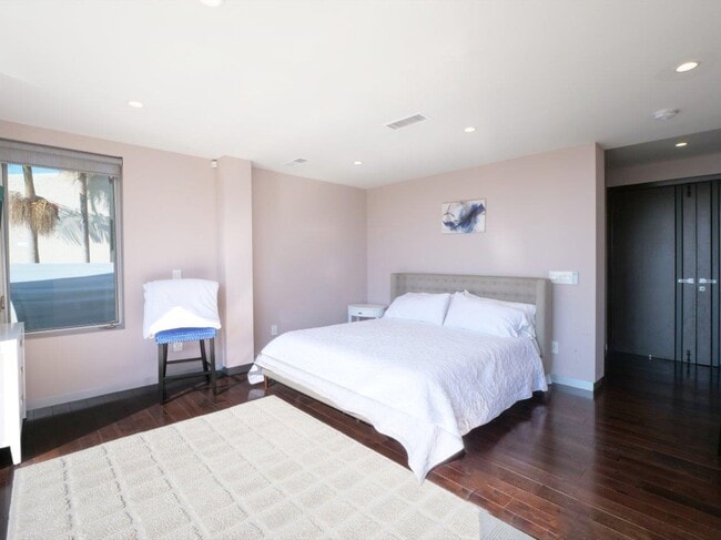 Building Photo - 1356 Vía Romero