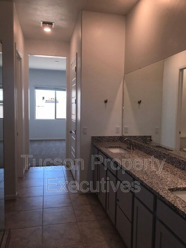 Building Photo - 10918 W Yates Ln