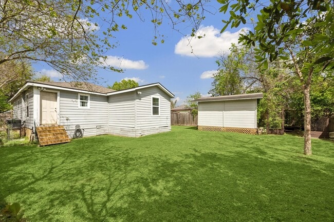 Building Photo - 1410 E 32nd 1/2 St