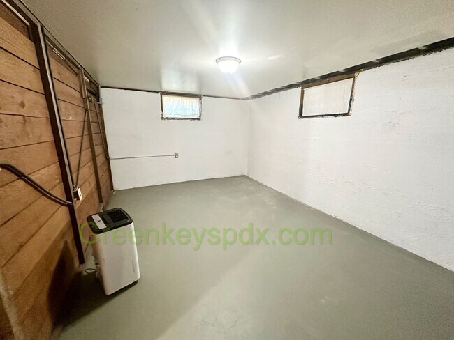 Building Photo - Huge 4 Bedroom 2 Bath House across from Rose City Golf Course