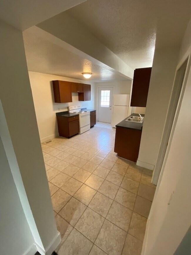 Building Photo - 2 Bedroom, Townhomes for rent in Urbandale, IA