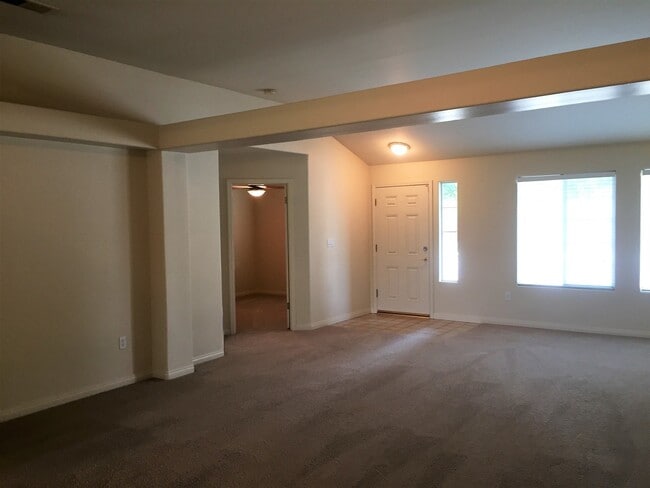 Building Photo - 5801 Roscomare St