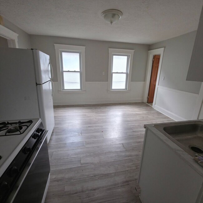 Building Photo - 2064 Halstead Ave