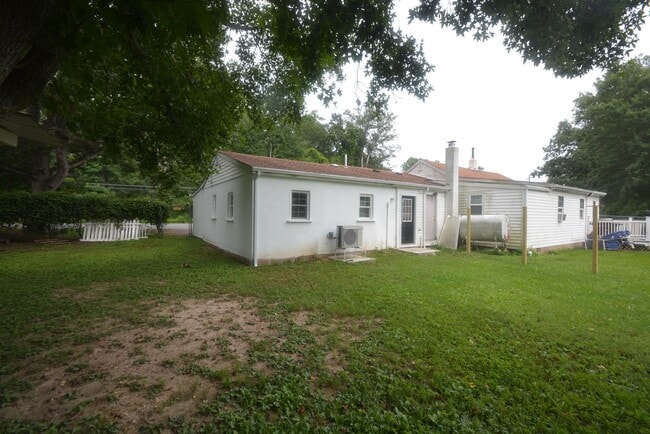 Building Photo - Updated and Charming 3 Bedroom 1.5 Bathroo...
