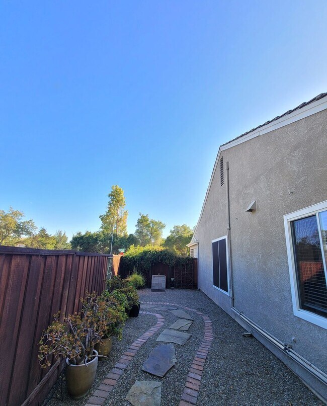 Building Photo - 1095 Crescent Dr