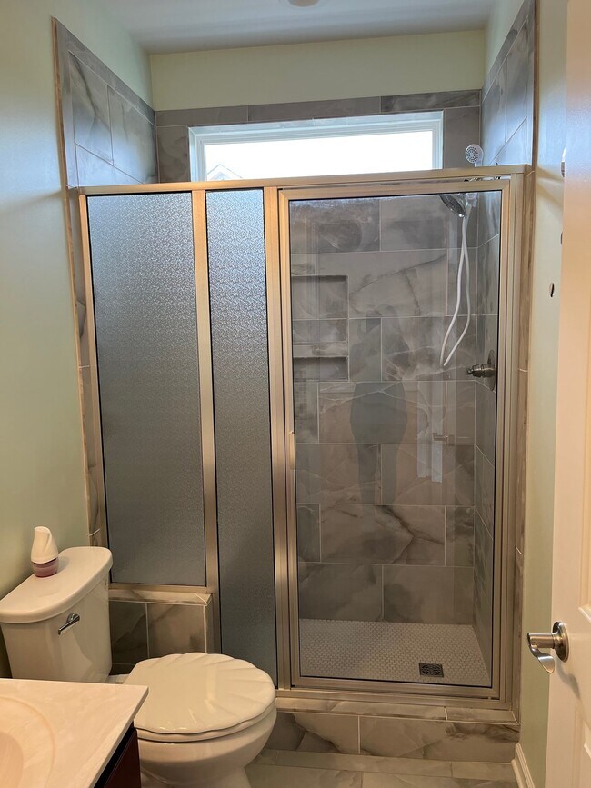 Building Photo - "Charming 2-Bed, 2-Bath Condo with Gleamin...