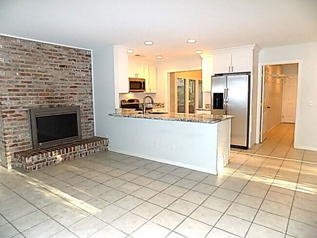 Building Photo - Home Located In Gated Community
