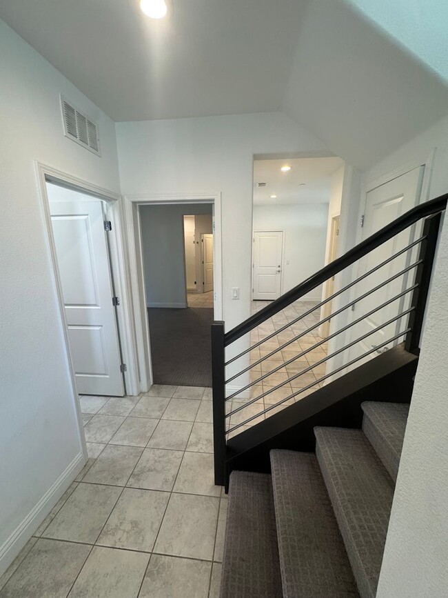 Building Photo - 3 bedroom | 3.5 bathroom | Davis Single Fa...