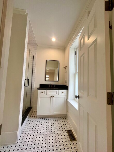 Building Photo - 670 Mohawk St