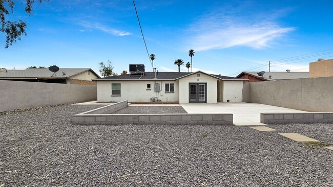 Building Photo - Gorgeous Remodel in Desirable North Central Phoenix Neighborhood