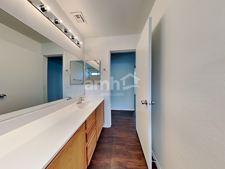 Building Photo - 6727 W Desert Ln