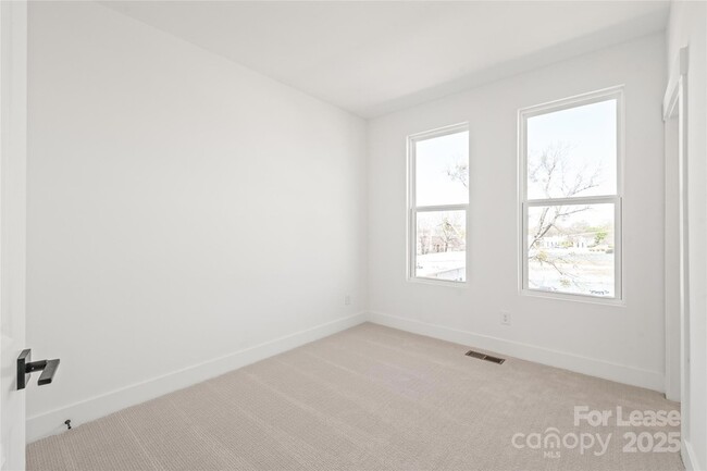 Building Photo - 417 Blairhill Rd