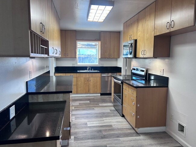 Building Photo - Three Bedroom Two Bathroom Home