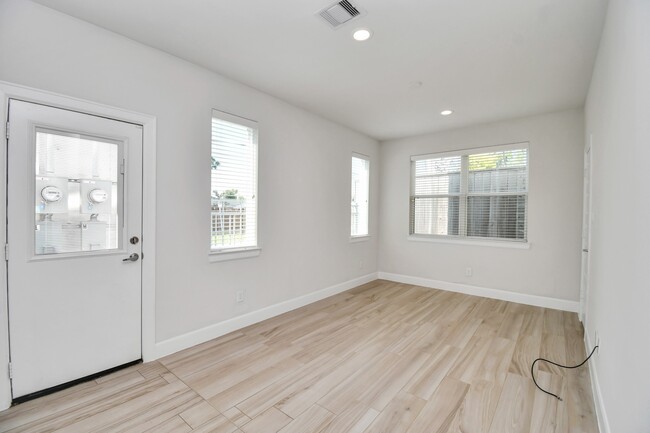 Building Photo - 506 W Donovan St