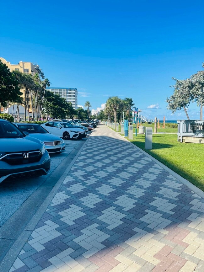 Building Photo - 1237 Hillsboro Mile