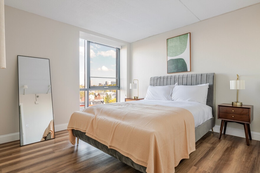 Building Photo - 812 Memorial Dr