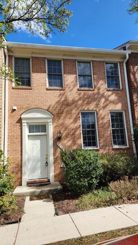 Building Photo - Spacious Townhouse in Kingstowne