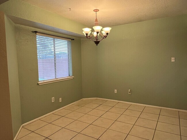 Building Photo - 2118 Meadowgrove Dr