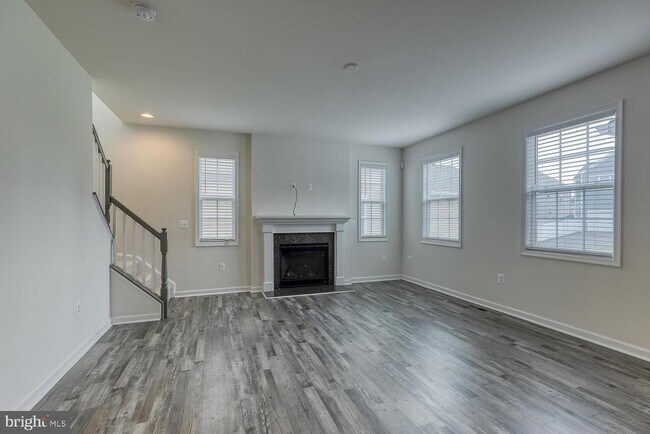 Building Photo - 336 Boxelder Dr