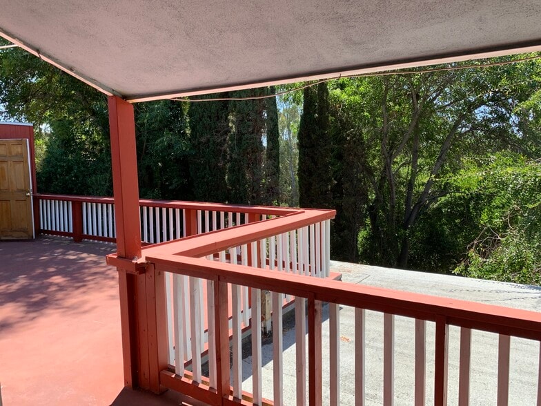 Balcony - 4580 55th St