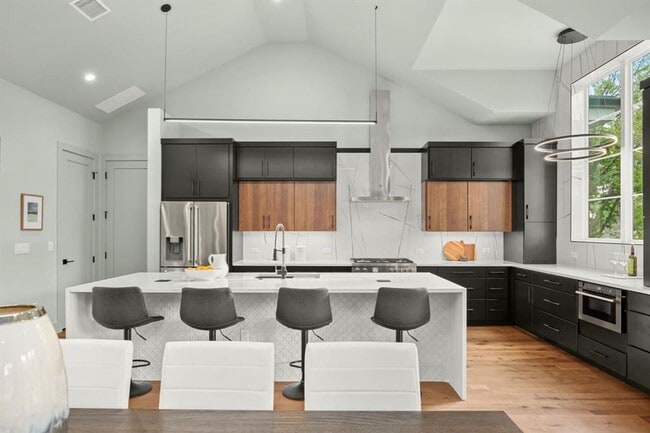 Building Photo - Stunning South Austin Oasis
