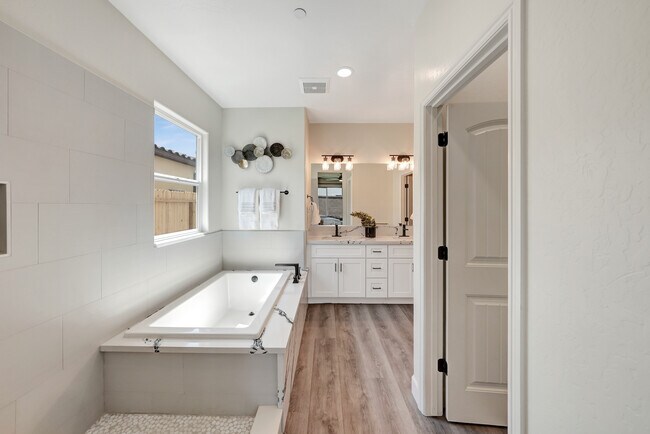 Building Photo - 131 N Un St