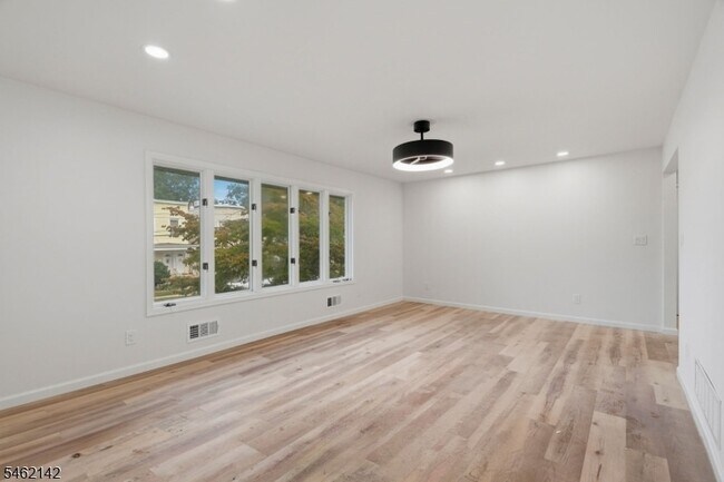 Building Photo - 363 2nd Ave