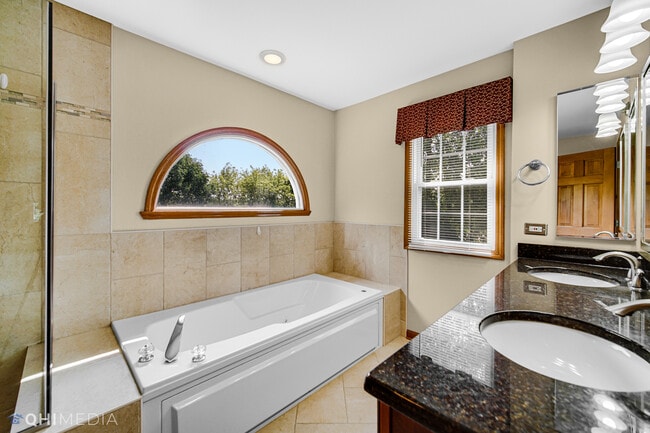 Building Photo - 1341 E Thacker St