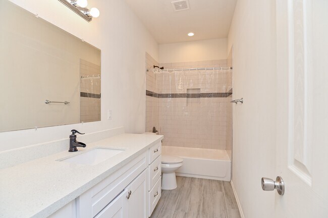 Building Photo - 1110 Louise St