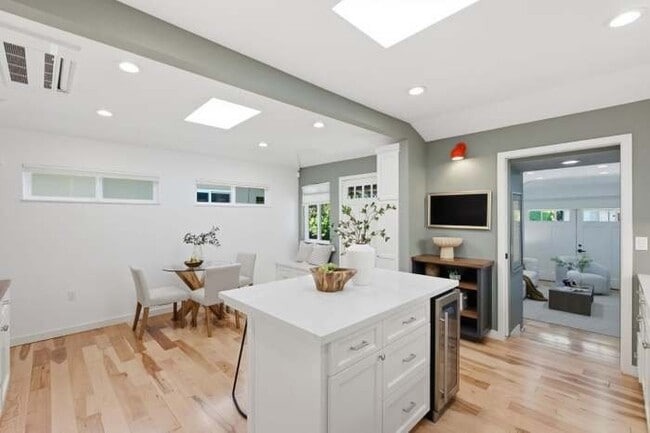 Building Photo - 750 Sixth Ave
