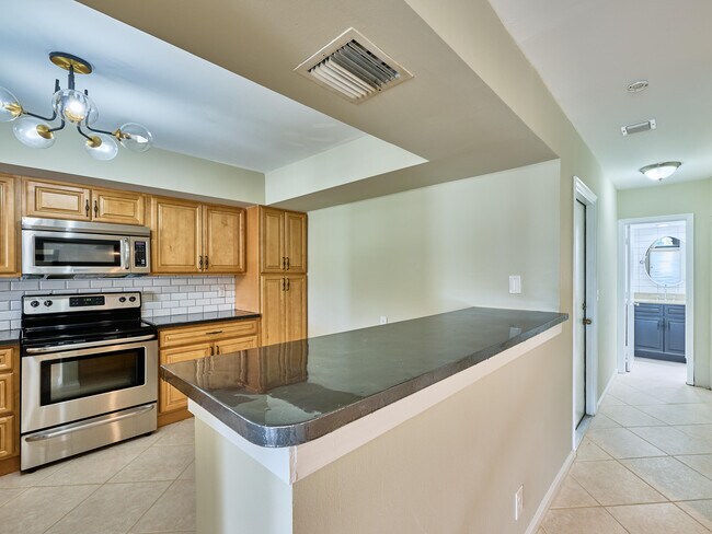 Building Photo - 6040 Glendale Dr