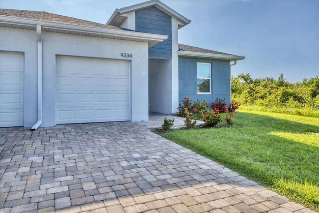 Building Photo - Brand new Duplex stocked with upgrades
