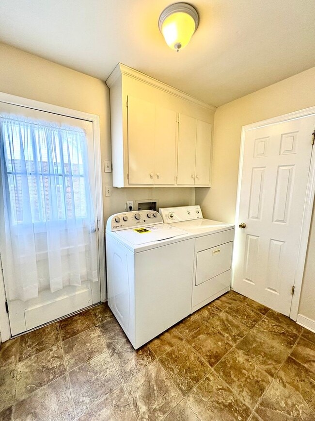 Building Photo - 11011 Pennway Dr