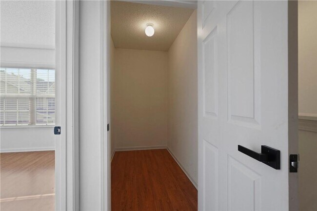 Building Photo - Spacious 3-Bedroom Townhouse in Prime Savannah Location, Move-in Special: FREE RENT for December!!