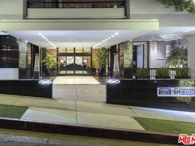 Building Photo - 1100 Alta Loma Rd