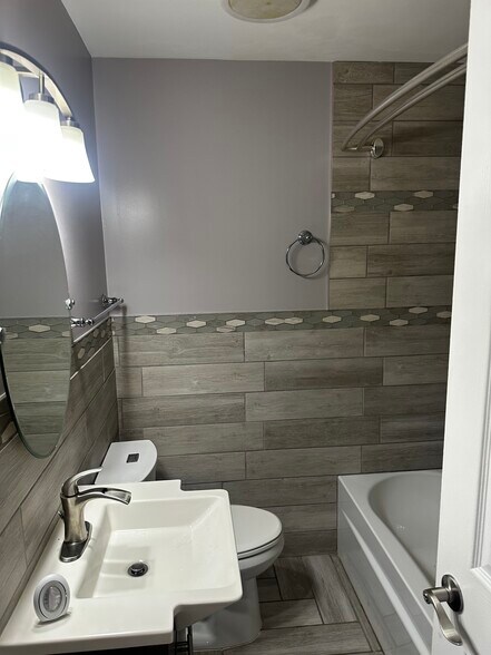 Building Photo - 782 Mount St