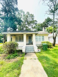 Building Photo - ** 4 Bed 2 Bath located by Jackson Hospita...