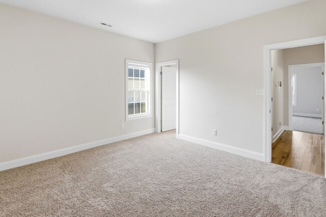 Building Photo - Spacious Living in Stateside – Comfort, Style & Convenience!