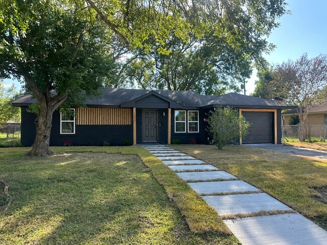 Primary Photo - 1517 Bonham Dr